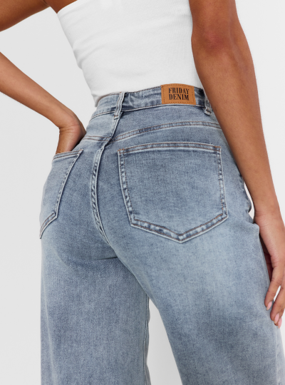 Find your perfect denim fit with our ultimate denim guide >